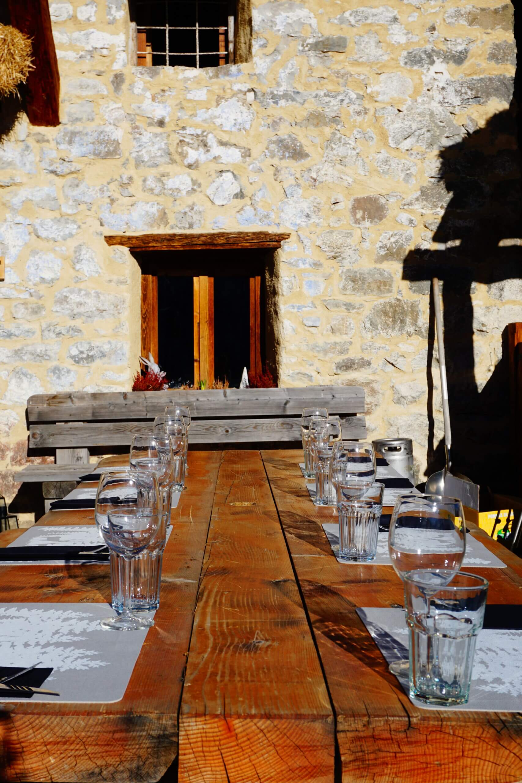 Grande tablee pour dejeuner d hiver en exterieur